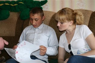 Рассматриваю рисунки Миши