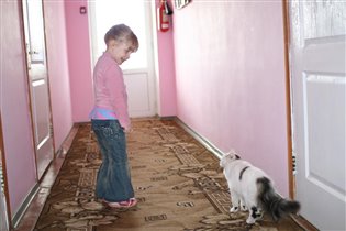 Пока мама занята, Вероника осматривает дом!