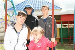 на детской площадке