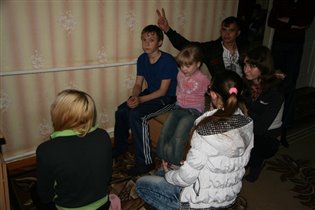 Ребята собрались смотреть фильм 