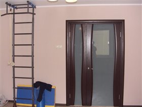 Вид от окна на дверь