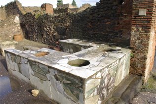 Остатки уличной столовой в Помпеях