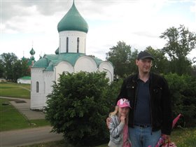 Папа и дочь на фоне церкви Александра Невского