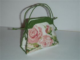 048 Игольница сумочка с розами (Риолис) лев часть