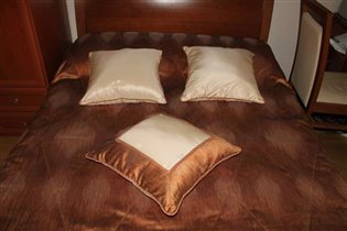 Покрывало и декоративные подушки в спальню