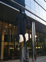 Скульптура возле зданий Европейской комиссии