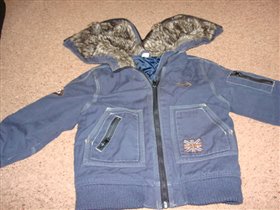 куртка с меховым воротником.