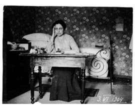 Прабабушка в снимаемой ею комнате 1904 г.