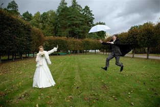 волшебный зонт помогает жениху добраться до невест