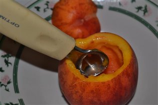 1. Вынуть часть мякоти и косточку из персиков.