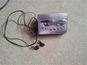 продаю кассетный плеер с радио - SONY WM-FX473