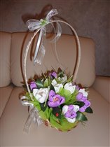 КОРЗИНОЧКА С КРОКУСАМИ 15 ШТУК РАФАЭЛОК 