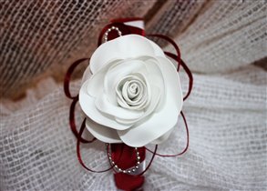 Белая роза на ободке