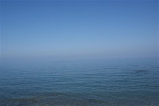 Эгейское море сливается с небом.