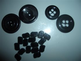 Бусины из камня и большие пуговицы