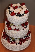 Свадебный торт с фруктами ягодами