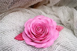 Розовая роза-брошка