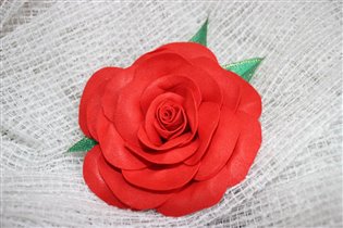 Красная роза-брошка