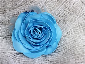Голубая роза-брошка