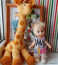 Жираф и куколка