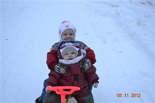 Вместе с братом, на снегокате катим!!!