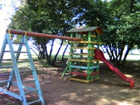 Детская площадка рядом с городским пляжем