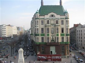 Вид из нашего окна - на отель Москва