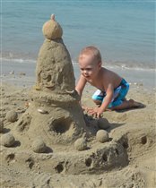 Самая лучшая игра - строить замки из песка!