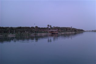 Вид со стороны пляжа на речку и территорию отеля