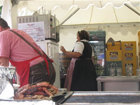 Жареные колбаски и колоритная немка. Берлин.