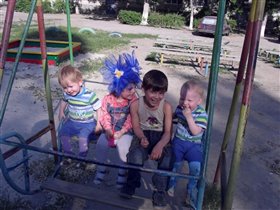 Все четверо на качелях