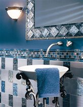 Уютный интерьер голубой ванной комнаты