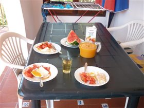Завтрак со свежыважатым апельсиновым соком