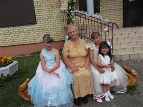 Вика, бабушка, Юля и, конечно, Анжела