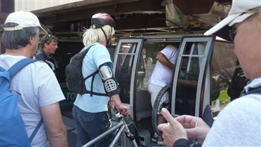 А летом на подъемниках едут велосипедисты))