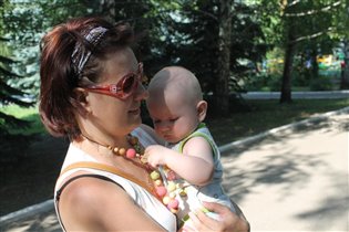 Гуляем в парке,Мироша обожает слигобусы!:)