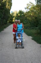 Три поколения девченок: моя мамочка, я и Ланочка))