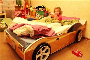 золотой ягуар с дополнительными колесами