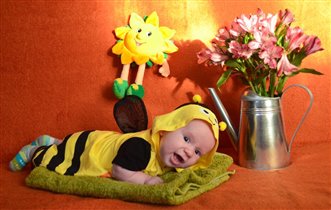 Наш двухмесячный веселый пчел!