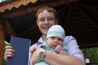 Малыш на ручка)