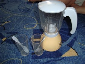 блэндэр с ложками и стаканами