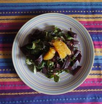 салат со свёклой, апельсинами и рукколой