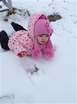 Сонечка первый в жизни снег
