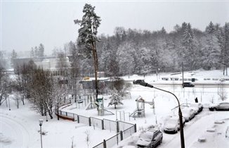 Вид из окна на школу Искусств зимой