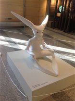 Белый кролик в аэропорту Хельсинки