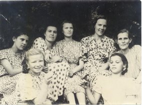 Бабушка с ученицами СШ 39. 1954й