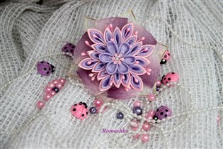 Розово-сиреневый цветок на резинке