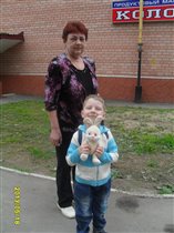 Денис с бабушкой на прогулке