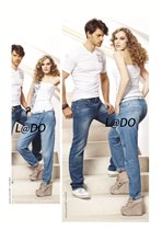 Джинсы с белым ремешком