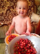 Так я маме помогаю,ягодки сам перебираю!!!!